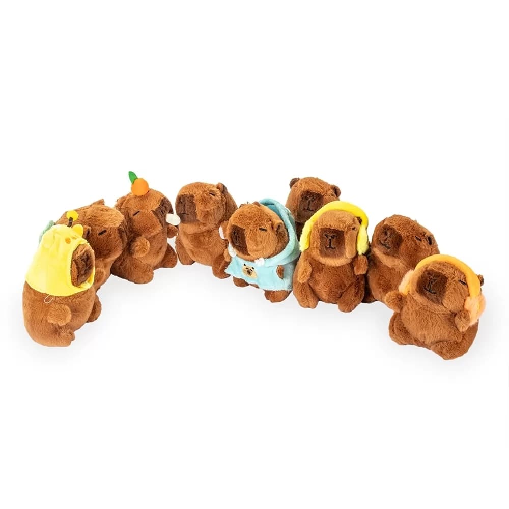 Chaveiro de pelúcia capivara marrom com capuz amarelo de abelha sobre fundo branco