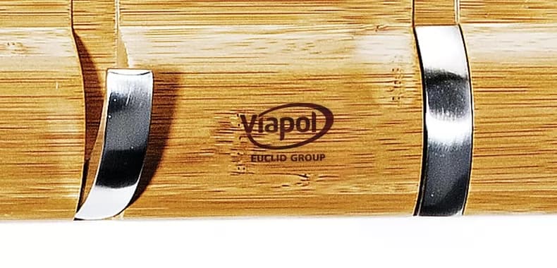 Detalhe do porta-retratos com cabideiro em bambu e ganchos de metal personalizado com logo