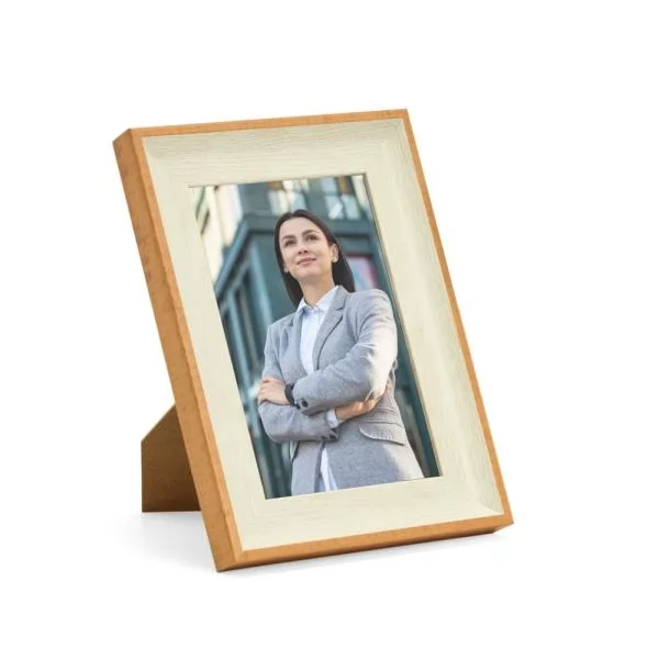 Porta-retrato em MDF com acabamento amadeirado claro e suporte de mesa inclinado