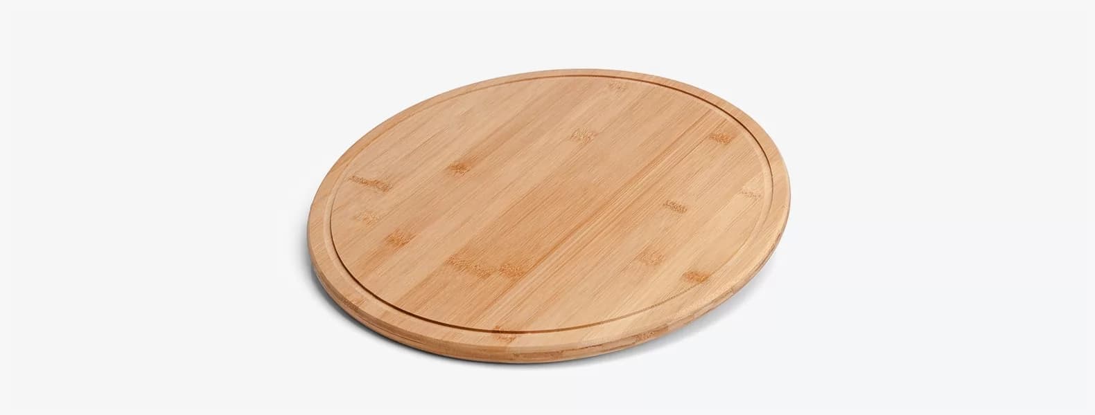 Tábua para pizza em bambu Supreme redonda com canaleta sobre fundo branco