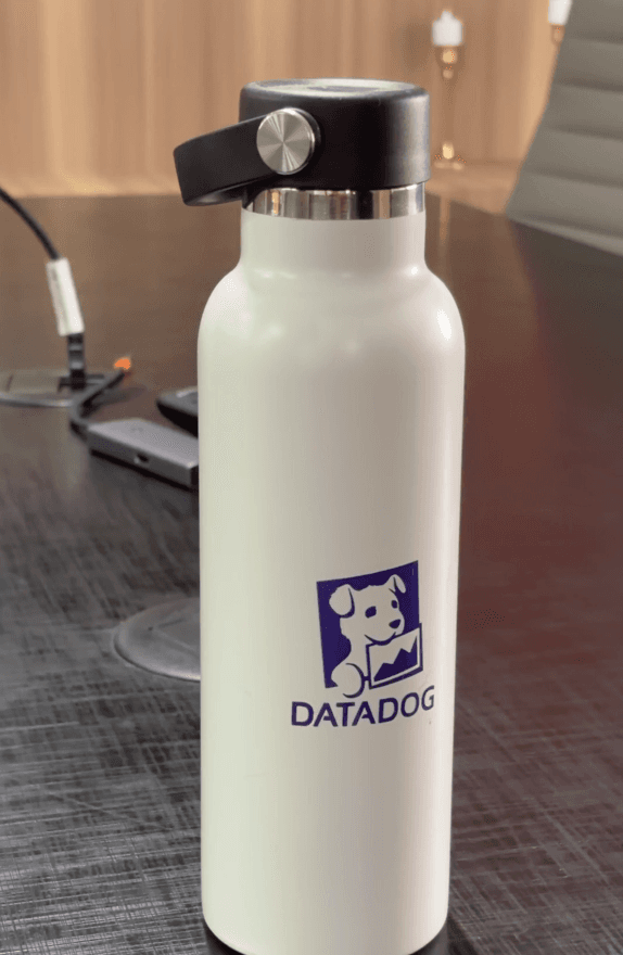 Caixas de presente em branco e dourado sobre a mesa