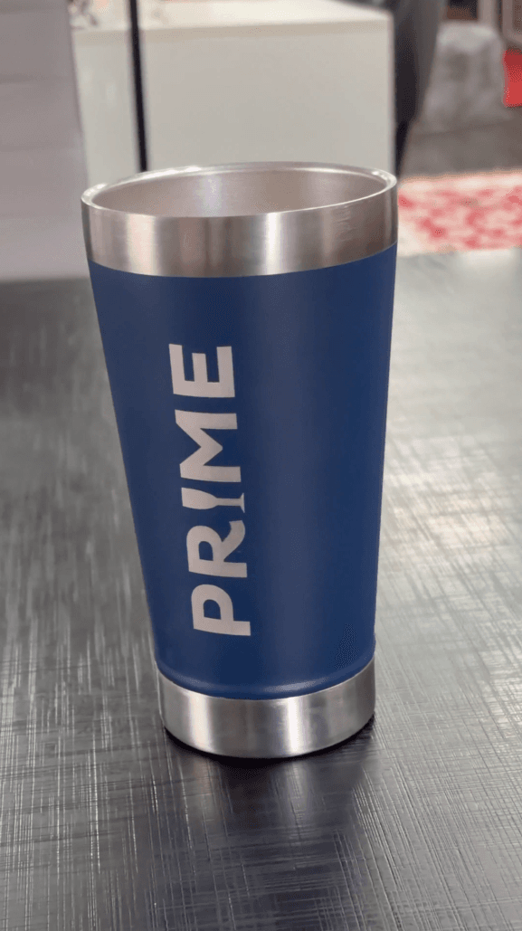 Mesa de presentes corporativos com luzes ao fundo