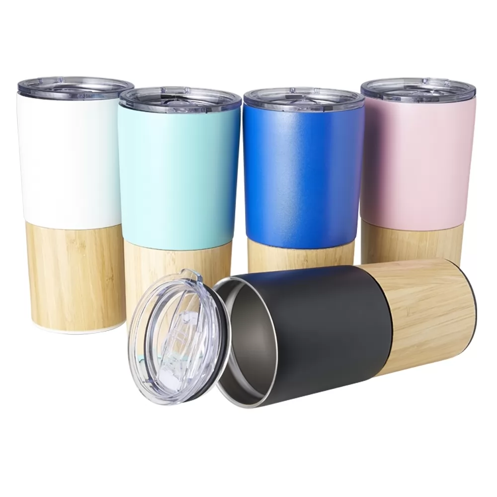 Copos térmicos de inox com bambu 600ml em várias cores, com modelo preto deitado e tampa transparente