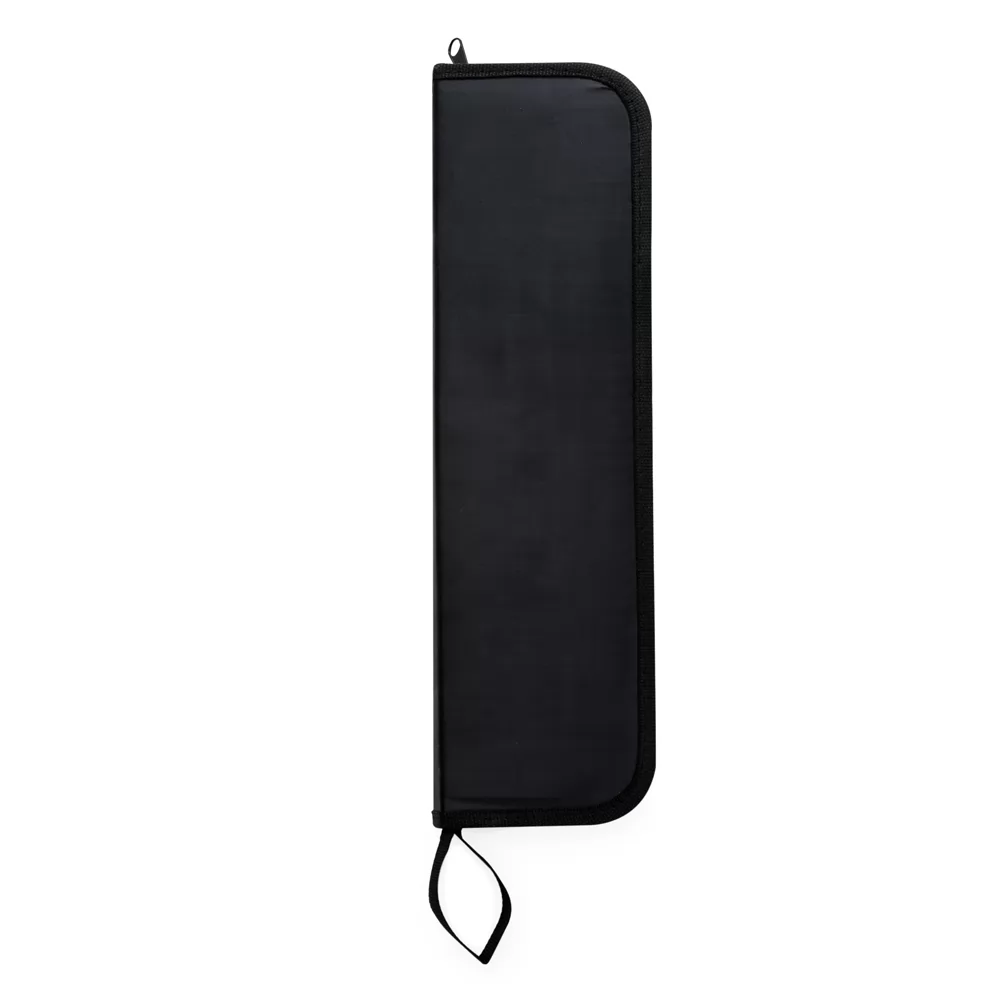 Estojo de transporte preto fechado com zíper para kit churrasco em fundo branco