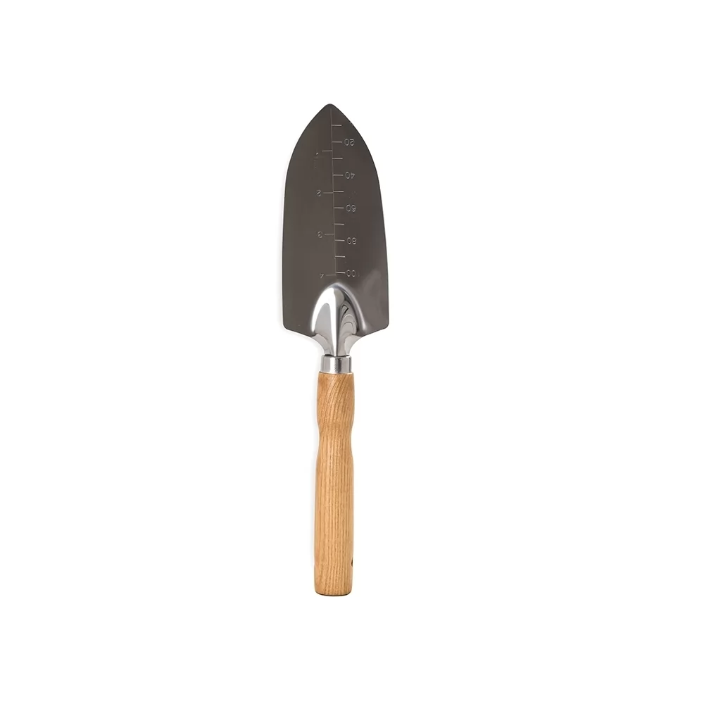 Pá de jardinagem em aço inox com marcações de medida e cabo de madeira sobre fundo branco