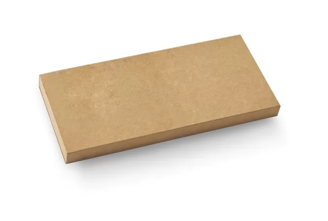 Caixa de papel kraft retangular em cor natural para chaveiro, vista em perspectiva sobre fundo branco