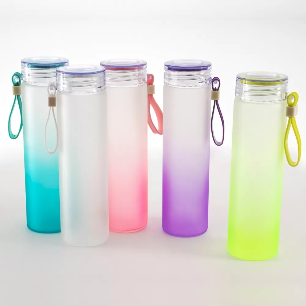 Garrafas de vidro jateado bicolor de 450 ml com bases azul, rosa, roxa e verde, acompanhadas de alças de silicone.
