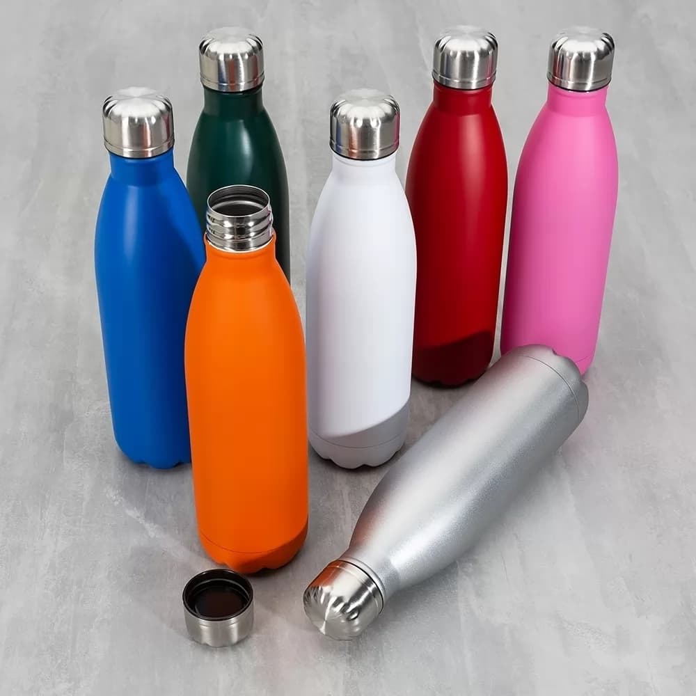 Garrafas de inox de 750 ml em diferentes cores, com acabamento fosco e tampas metálicas rosqueáveis.