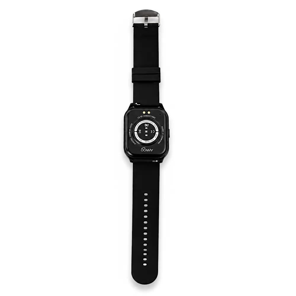 Smartwatch T62 preto visto pela parte traseira com sensores e pulseira de silicone estendida