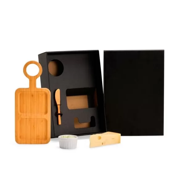 Kit para petisco em bambu com tábua, espátula e caixa preta aberta com nichos sobre fundo branco